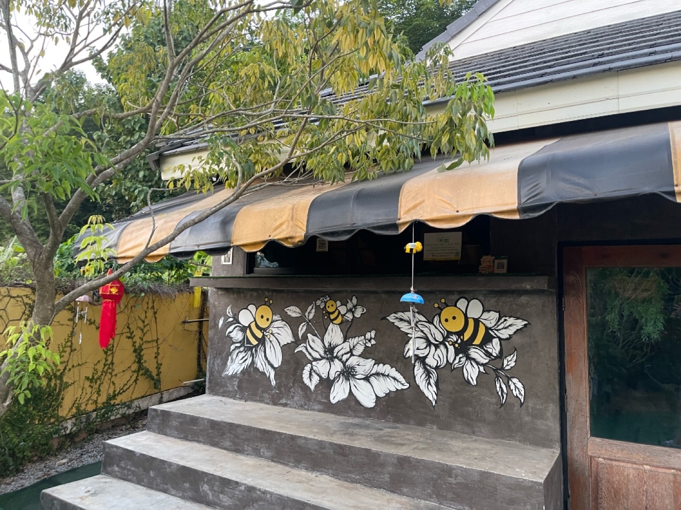 Bee Rest 3 (Family / Triple) — หน้าบ้าน