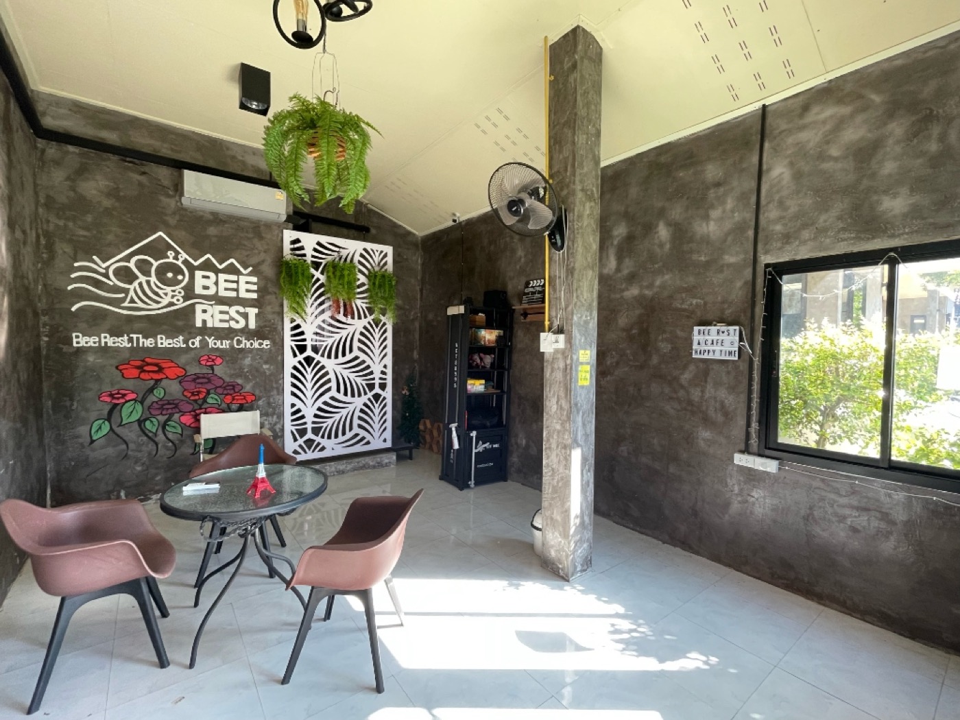 Bee Rest 3 (Family / Triple) — ห้องนั่งเล่น